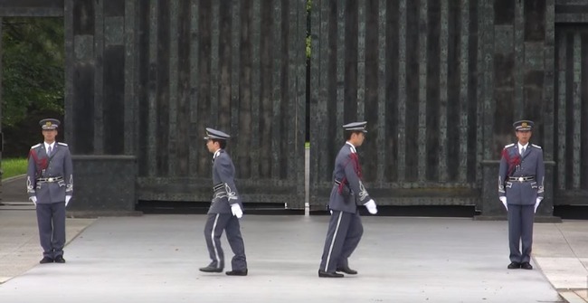 皇居の護衛官の交代式