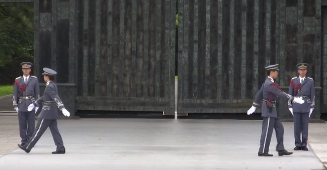 皇居の護衛官の交代式