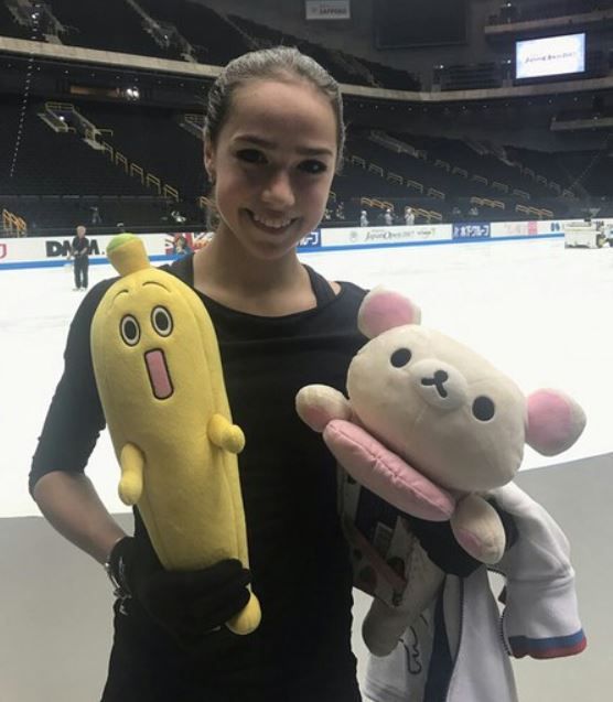 バナナのぬいぐるみを持ったザギトワ選手