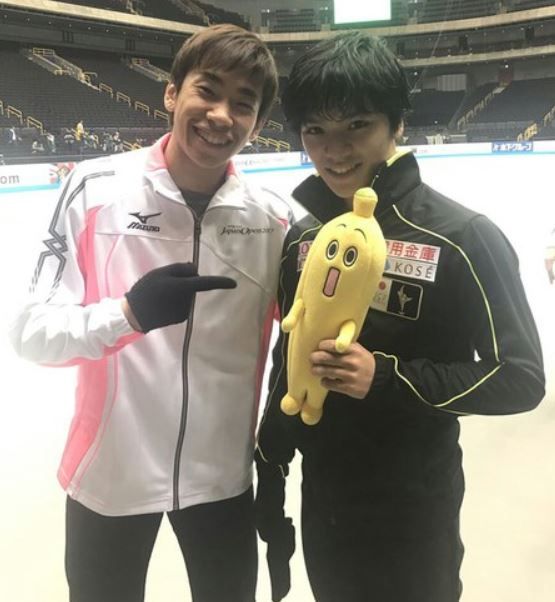 バナナのぬいぐるみを持ったフィギュアスケート選手