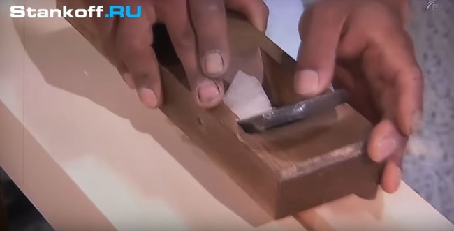 ロシア人「日本の宮大工伝統の技「カンナ削り」が凄すぎる！厚さ０．００５ｍｍで木の表面を加工」　海外の反応
