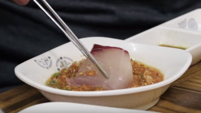 刺身をキムチで包んで食べる