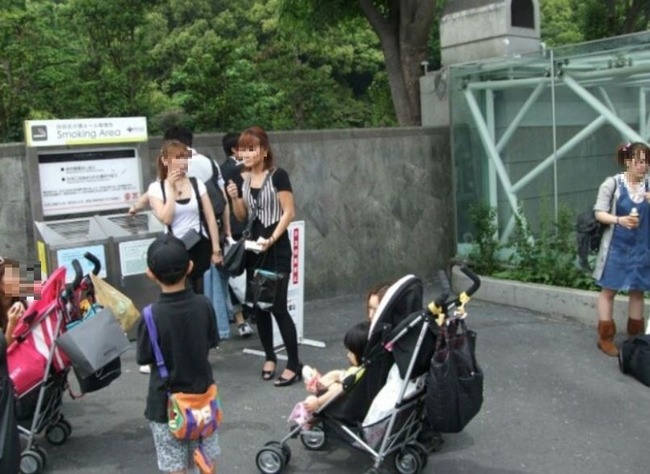 子供の前でタバコを吸うママ