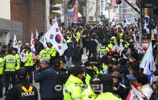 親朴系団体が、朴元大統領が私邸前に集まり暴力デモ