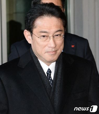 岸田文雄日本外相が慰安婦合意遂行を要求