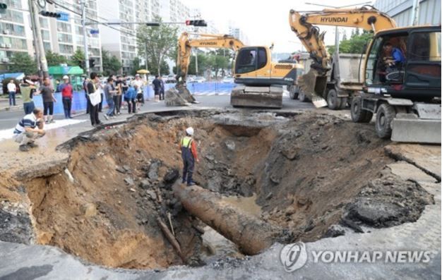 【韓国崩壊】下水汚泥で下水管が腐食し、直径6ｍのシンクホールが発生！18時間後に復旧　韓国反応