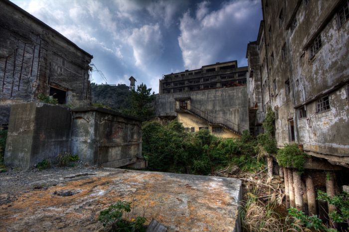 thats_a_real_life_bond_island_04