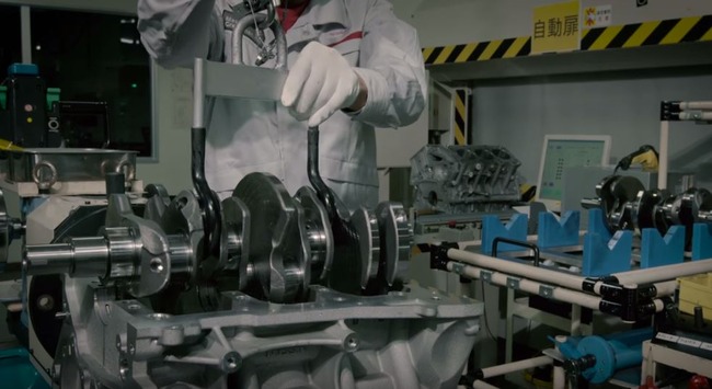 日産GTRエンジンの組み立て作業