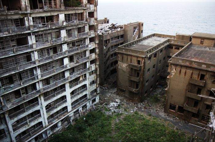 thats_a_real_life_bond_island_05
