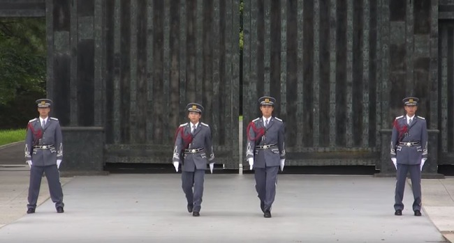 皇居の護衛官の交代式