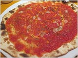 薄いピッツァをカリカリと食べる