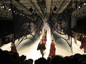 2011年春夏パリコレクションメーン会場が変わる : センイ