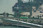 シンガポール港を行くグリーン車両