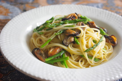2013.03.20 pasta with mussel confit & wild asparagus