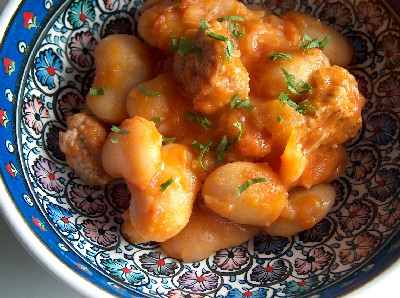 gigantes with sausage