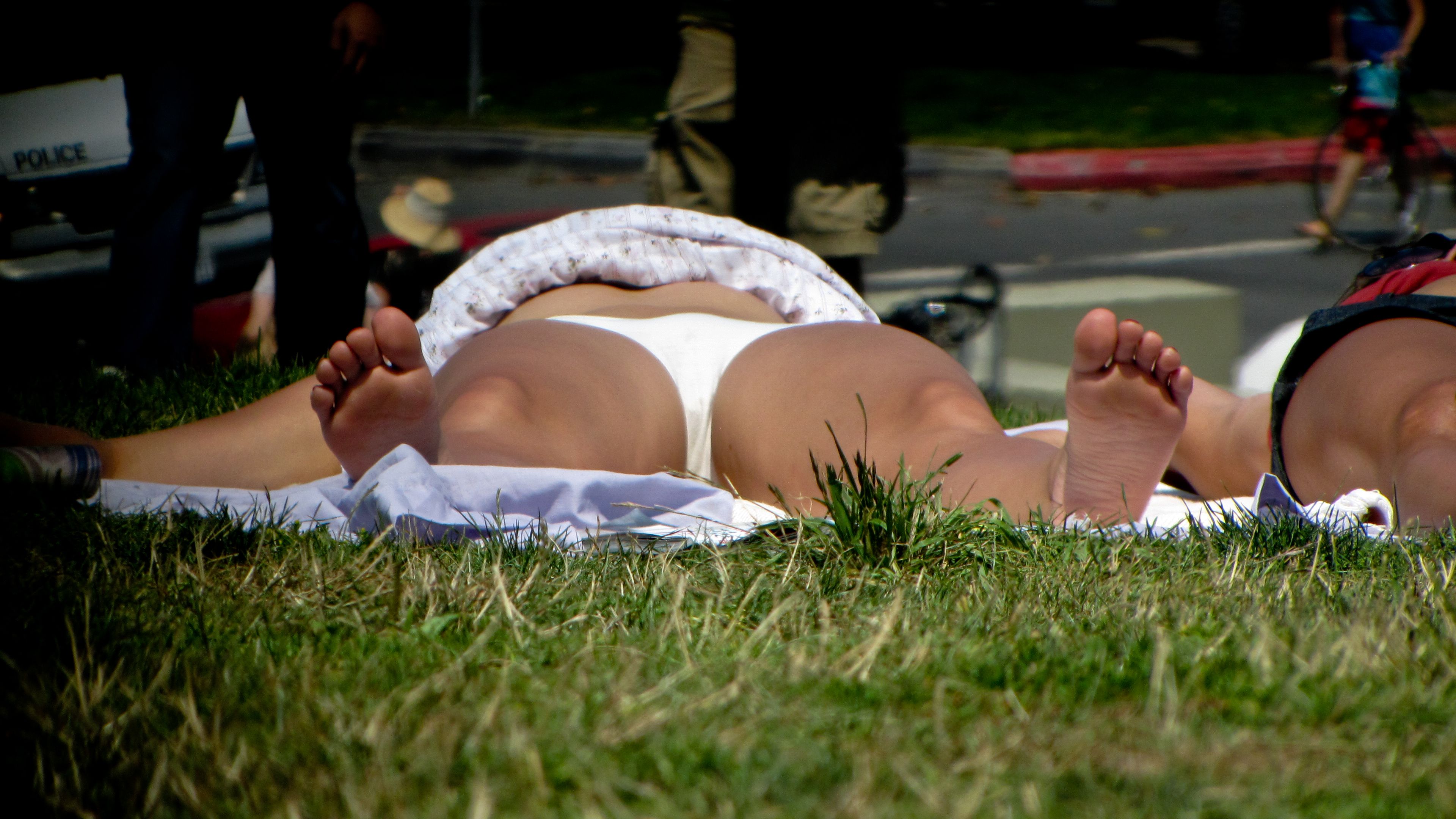 swank パンチラ 公園の芝生で大胆にパンチラする美女!? | xnews2 スキャンダラスな光景