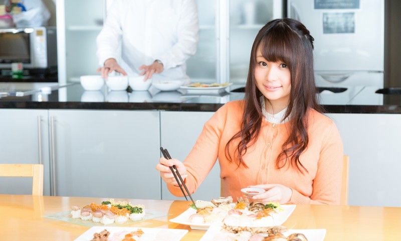【悲報】婚活で知り合った女が肘ついて食事してた・・・