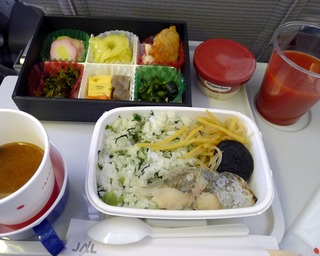 東京羽田空港国際線発、上海・虹橋行きの日本航空「JL081」便の機内食