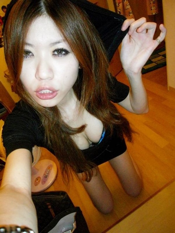 巨乳チャンのサイト公開写メに大興奮 (9)