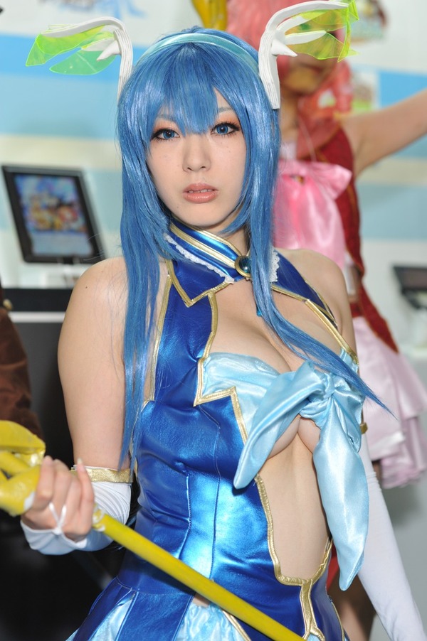 巨乳過ぎるコンパニオンの誘惑胸チラ (25)