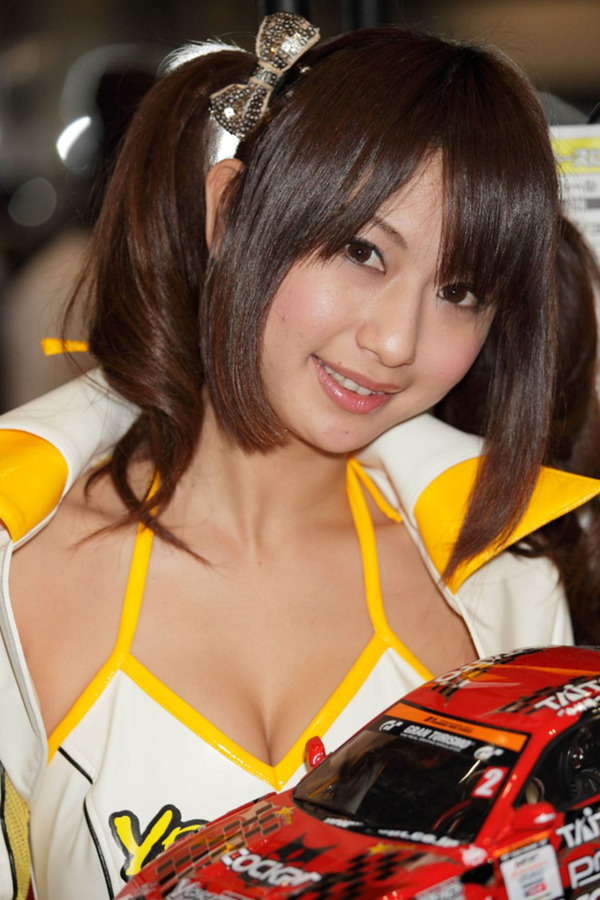巨乳過ぎるコンパニオンの誘惑胸チラ (3)