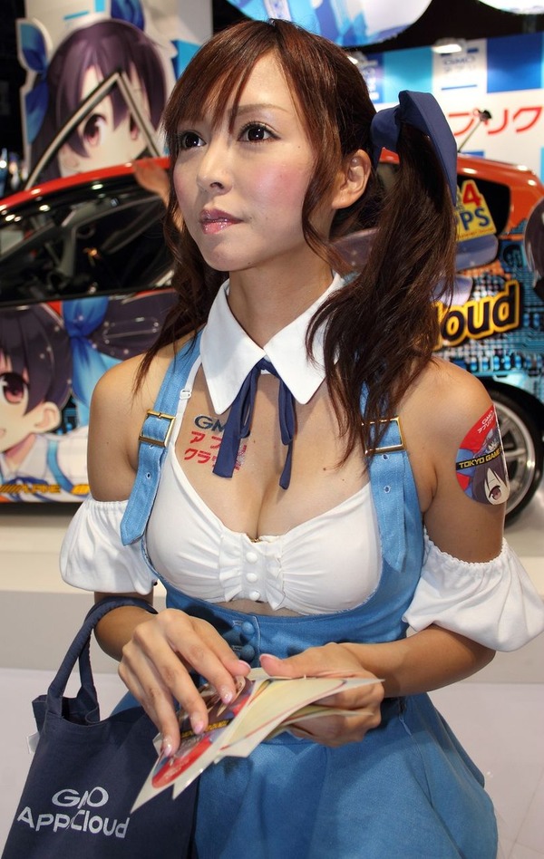巨乳過ぎるコンパニオンの誘惑胸チラ (19)