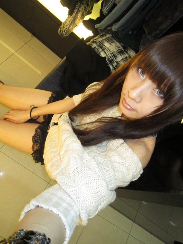 アパレル店勤務の女性がお仕事中の姿を自画撮り写メ公開 (3)