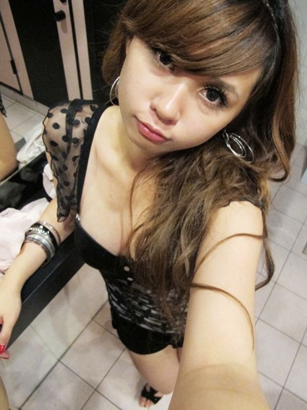 コンパでお出掛け中の写メを公開した女性たち (14)