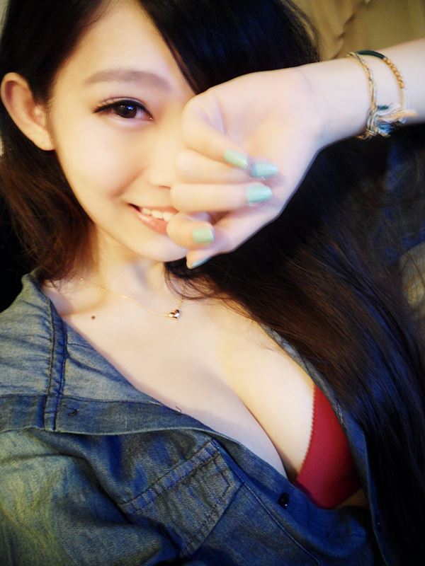 話題の巨乳キャバ嬢がアプリに登場 (7)