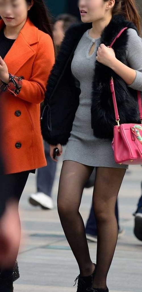 (ヌけるボッキ不可避街撮り写真)美巨乳モデルのミニスカワンピ姿がえろ過ぎて・・ボッキ必至な人妻さんの着衣胸にも注目☆☆☆☆☆