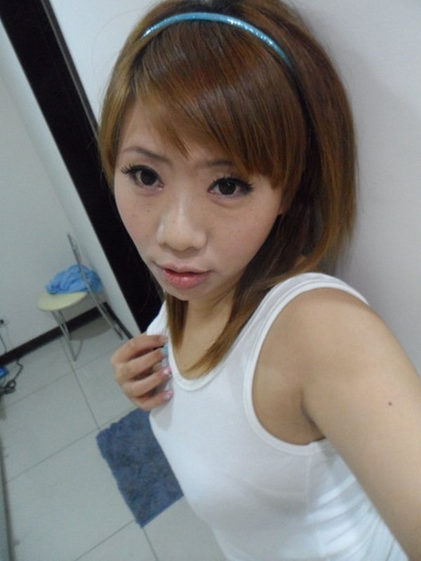 デリヘル嬢が待機場所のお部屋から写メ投稿 (7)