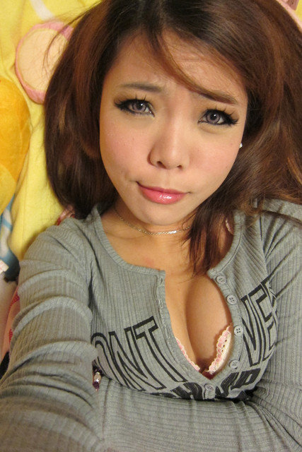 着衣姿で胸チラ写メ (21)