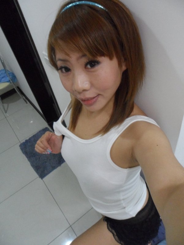 デリヘル嬢が待機場所のお部屋から写メ投稿 (12)