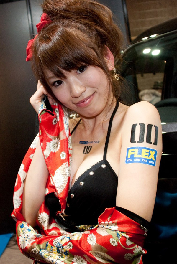 巨乳過ぎるコンパニオンの誘惑胸チラ (5)