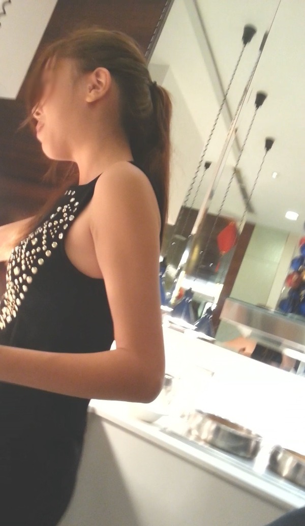 宝石店のエロ美人な店員の逆さ撮りパンチラ盗撮画像 (2)