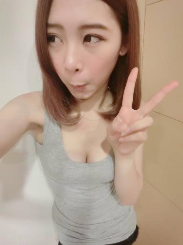 妙にそそられる巨乳ギャルの自撮り写メ (1)