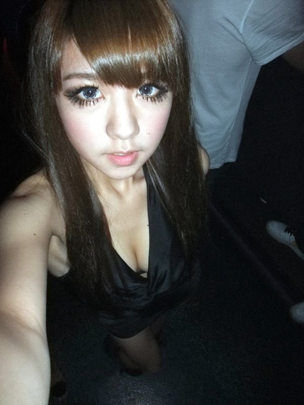 キャバ嬢のお仕事&私生活シーンを写メで (1)
