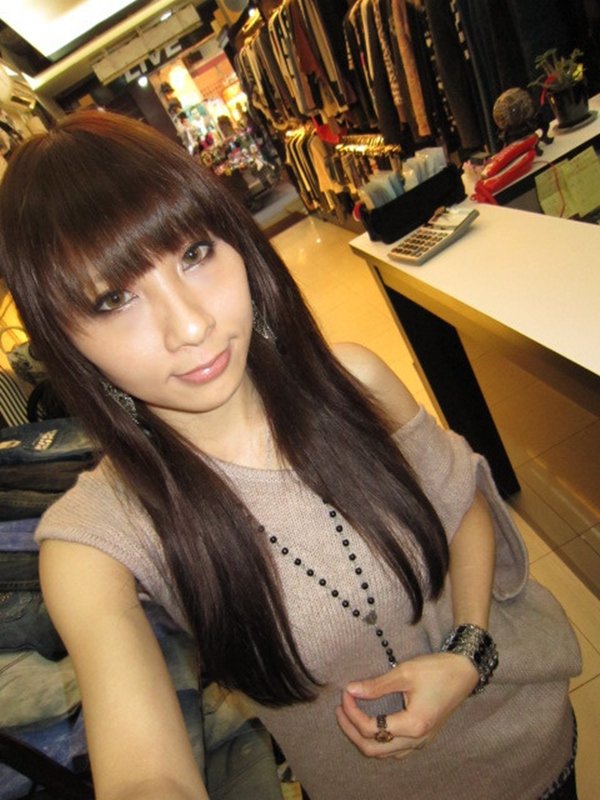 アパレル店勤務の女性がお仕事中の姿を自画撮り写メ公開 (4)