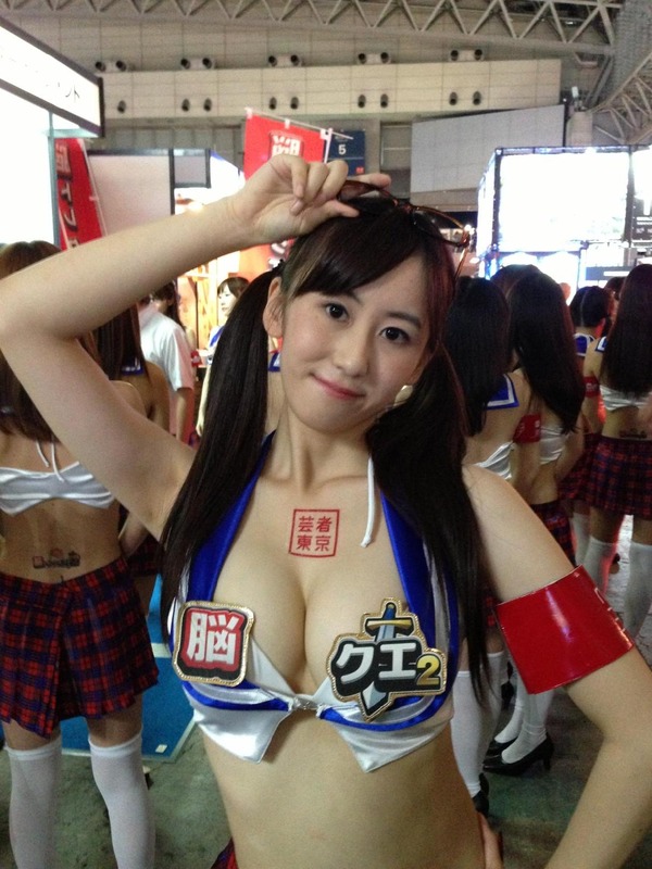 巨乳過ぎるコンパニオンの誘惑胸チラ (8)