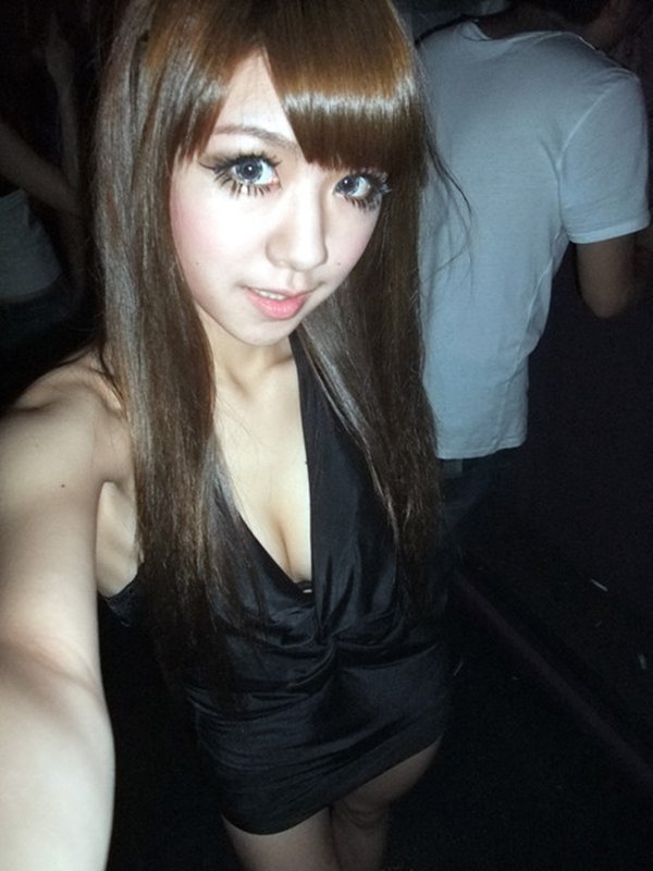 キャバ嬢のお仕事&私生活シーンを写メで (2)