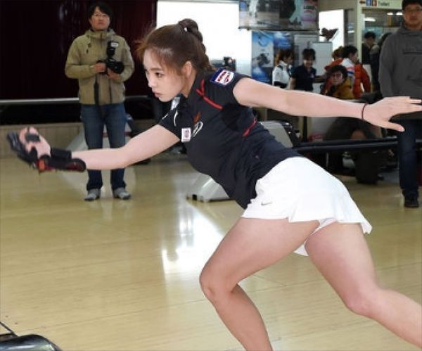 ボーリング  パンチラ 