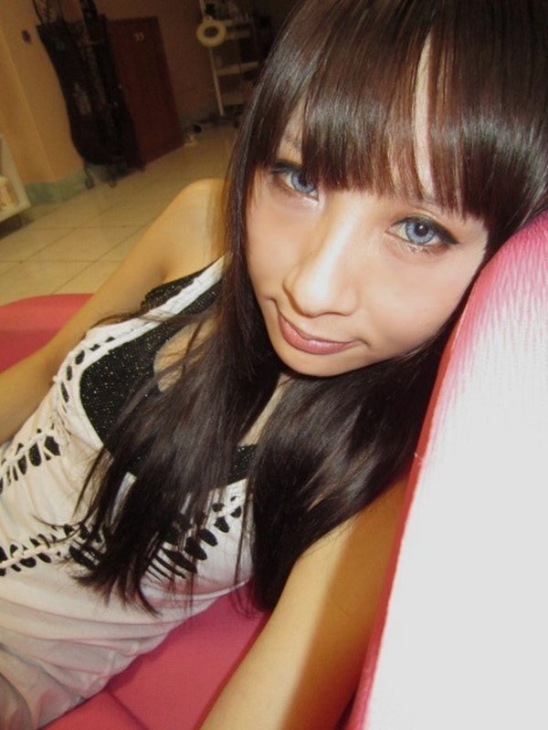 アパレル店勤務の女性がお仕事中の姿を自画撮り写メ公開 (8)