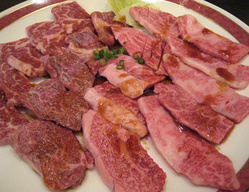焼肉 李苑の焼肉盛合せ(カルビ・ロース・ハラミ・バラ)のアップ
