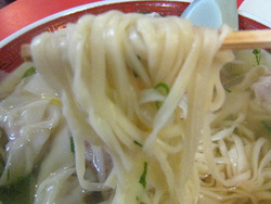 丸萬のラーメンは平打麺