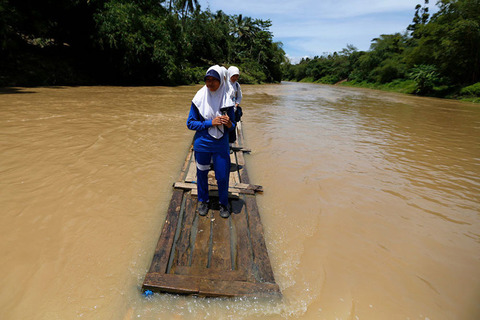 Dangerous-journeys-Cilangkap-Village-Indonesia