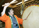 羽生善治が太鼓を打つ