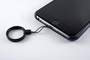 Apple純正 iPhone 6 Plus用レザーケースにストラップを付ける