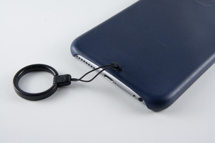 Apple純正 iPhone 6 Plus用レザーケースにストラップを付ける