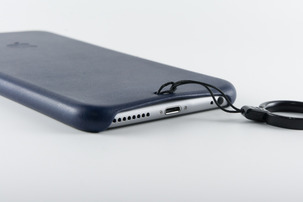 Apple純正 iPhone 6 Plus用レザーケースにストラップを付ける