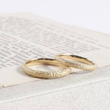 今日行ったサロンのネイリストが、私の結婚指輪&婚約指輪(夫従兄弟がデザインしてくれた)を見て「可愛いけど、そんないいゴールド使ってないんでしょうね～」だと。さらに…